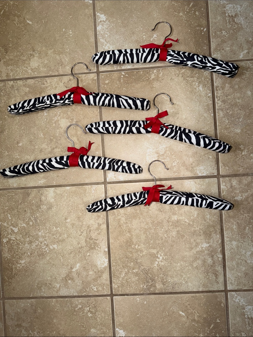 ♥️SET OF 5 ZEBRA 🦓 PRINT FABRIC COVERED HANGERS WITH RED BOW♥️